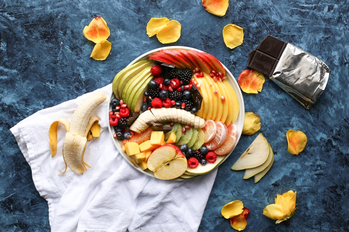Letnie owoce: mango, wiśnie i brzoskwinie
